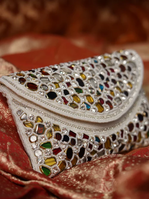 Party-Ready: How to Choose Comfortable Yet Vintage Clutches for Ladies Night
