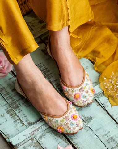 Why Are Juttis with Intricate Designs Trending in 2026?